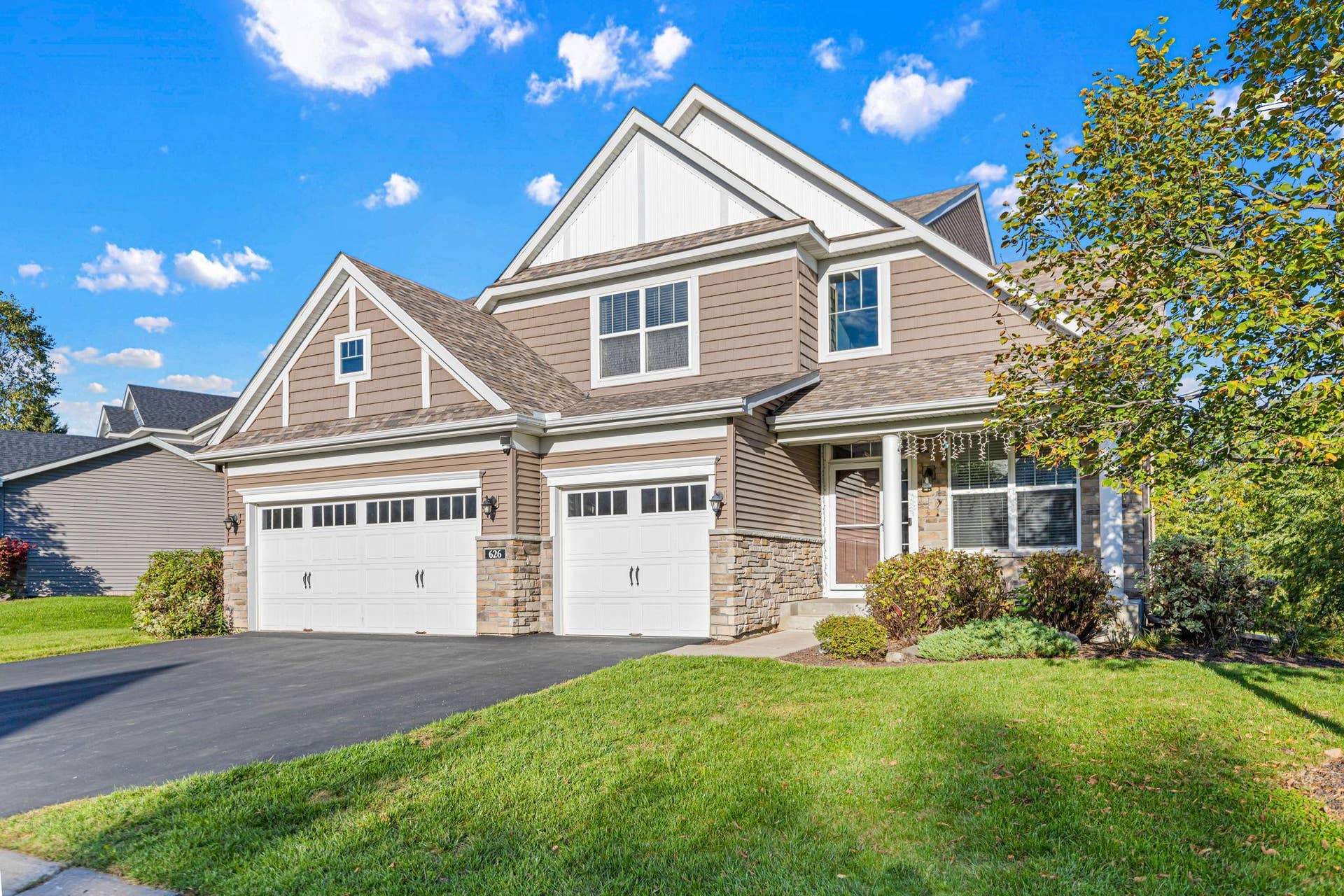 626 Eastgate Parkway, Mahtomedi, MN 55115 Stunning Exterior!