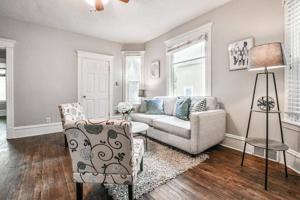 3339 Aldrich Avenue N, 52, Minneapolis, MN 55412 Spacious Ground Floor Living Room