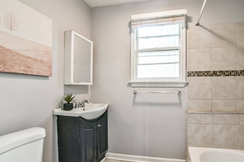 3339 Aldrich Avenue N, 52, Minneapolis, MN 55412 Unit 1 Full Bathroom with Bathtub