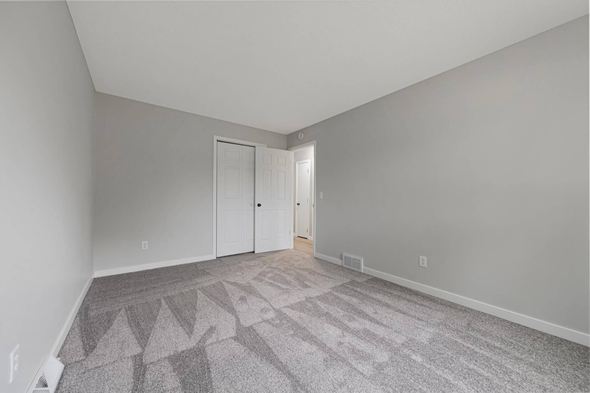 26 main bedroom.jpg