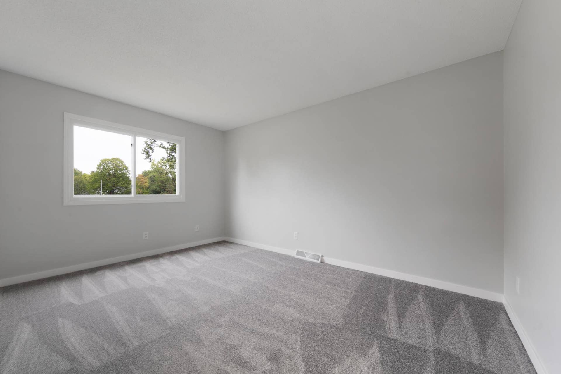 25 main bedroom.jpg