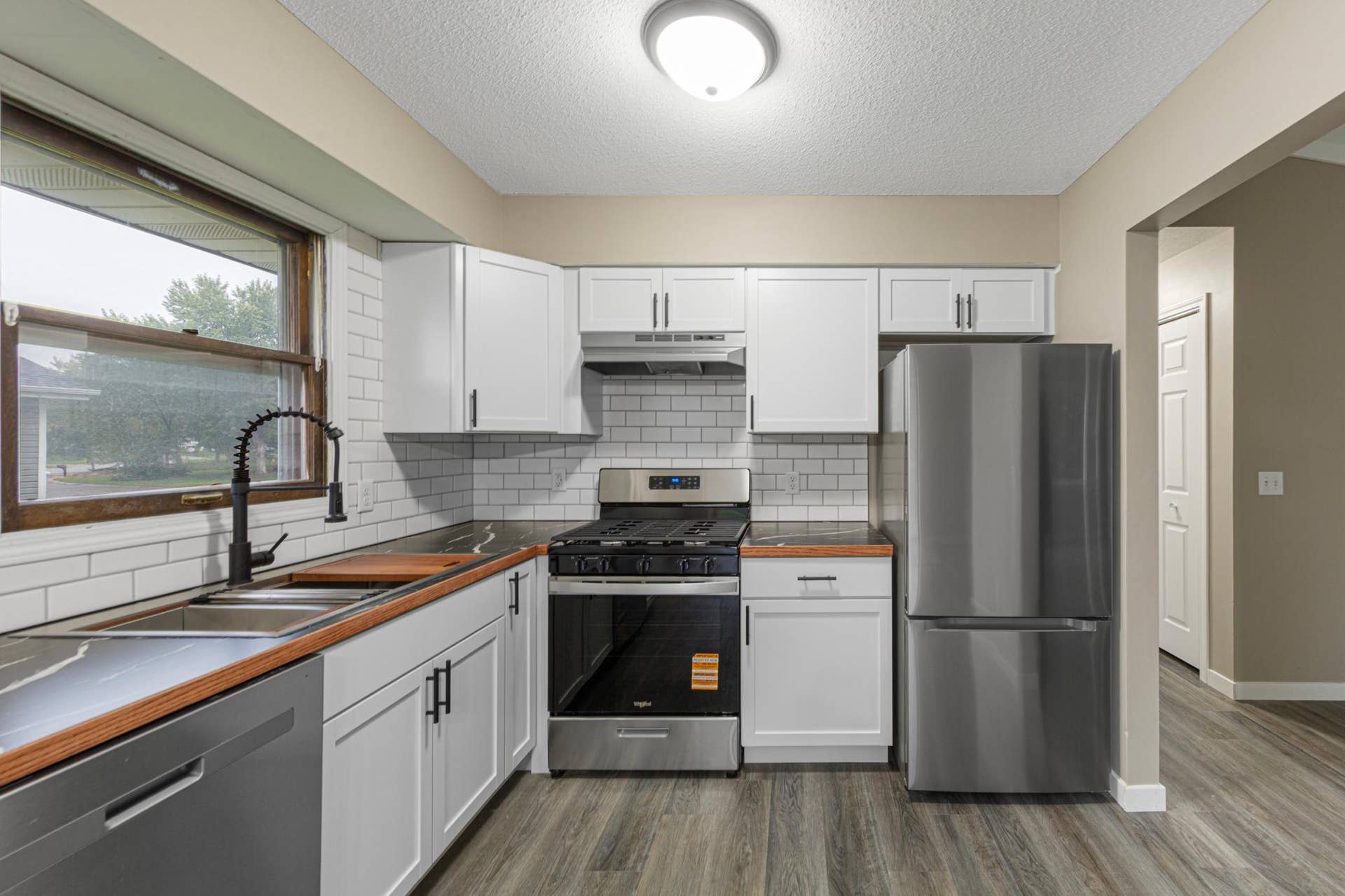 19 kitchen.jpg