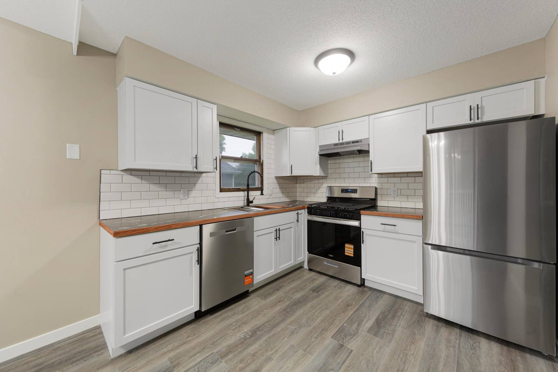 17 kitchen.jpg