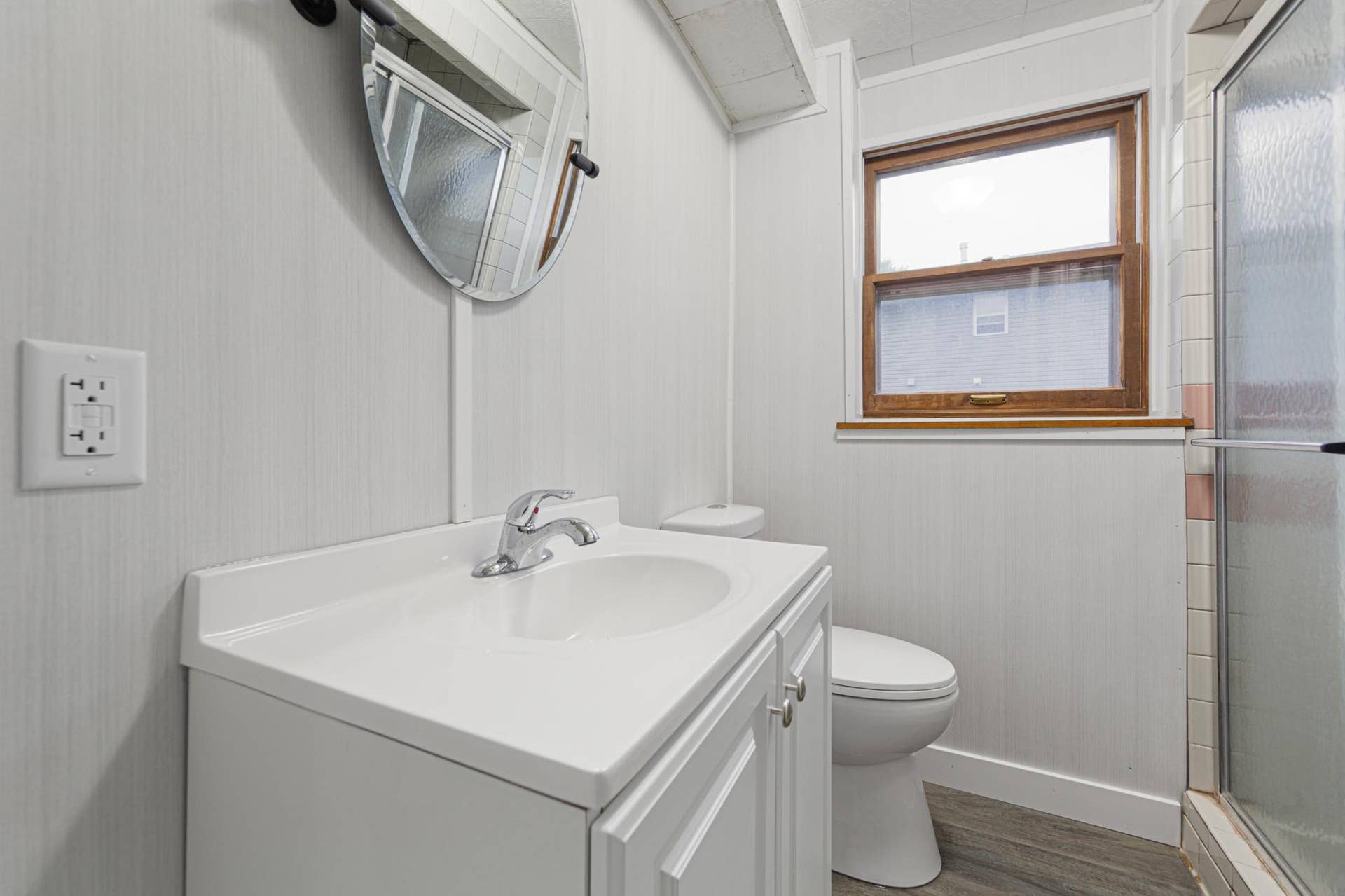 32 bathroom_lower.jpg
