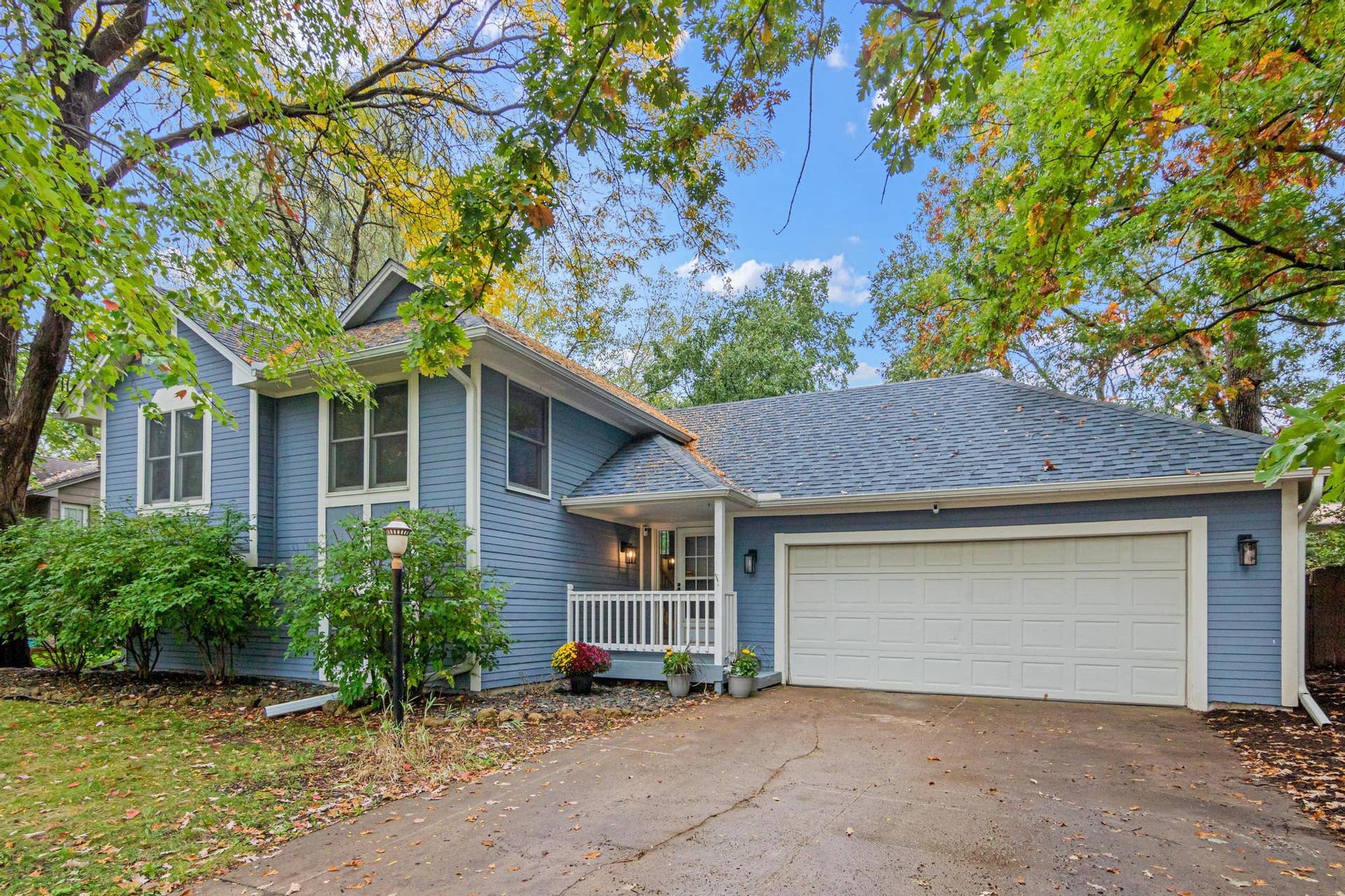 2365 Hillwood Drive E, Maplewood, MN 55119 2365 Hillwood Dr-1.jpg