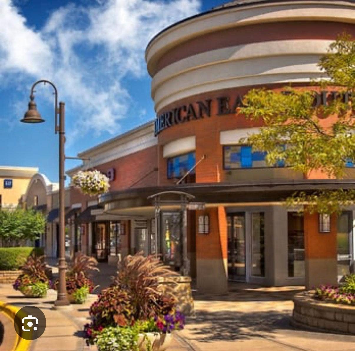 4913 Grenwich Avenue N, Oakdale, MN 55128 Woodbury - shopping and entertainment minutes away