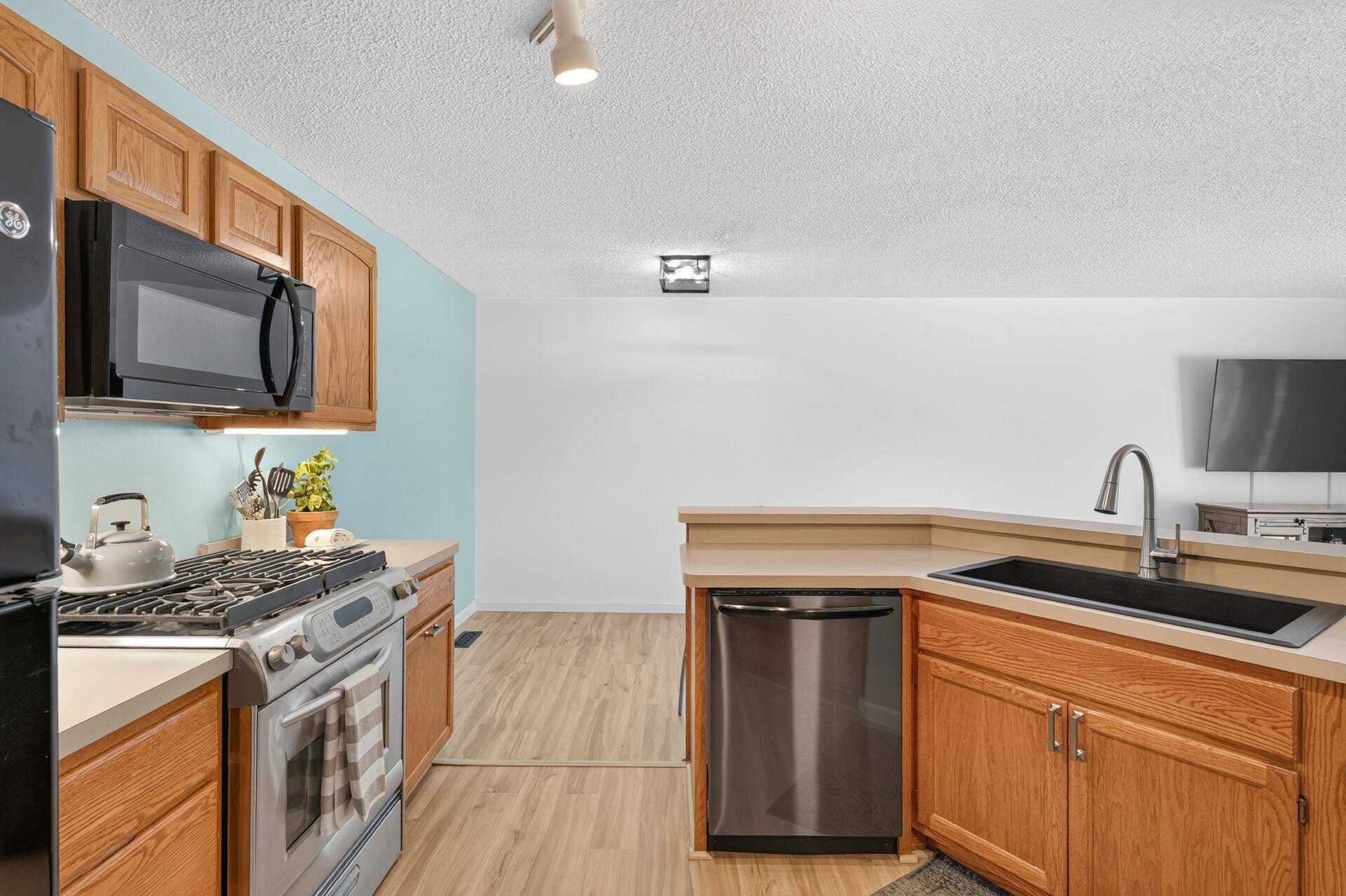 4913 Grenwich Avenue N, Oakdale, MN 55128 Kitchen view facing dining area