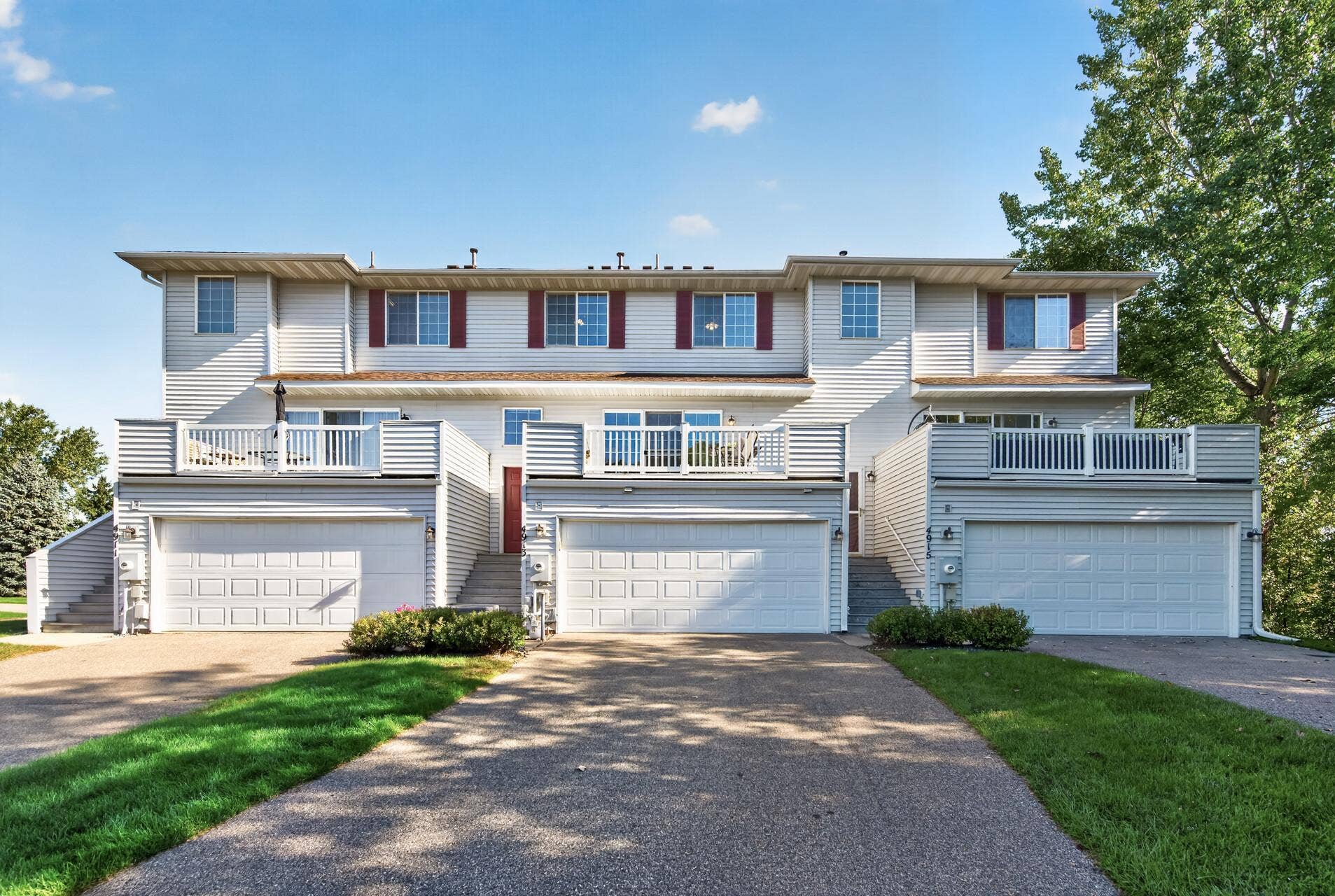 4913 Grenwich Avenue N, Oakdale, MN 55128 Exterior