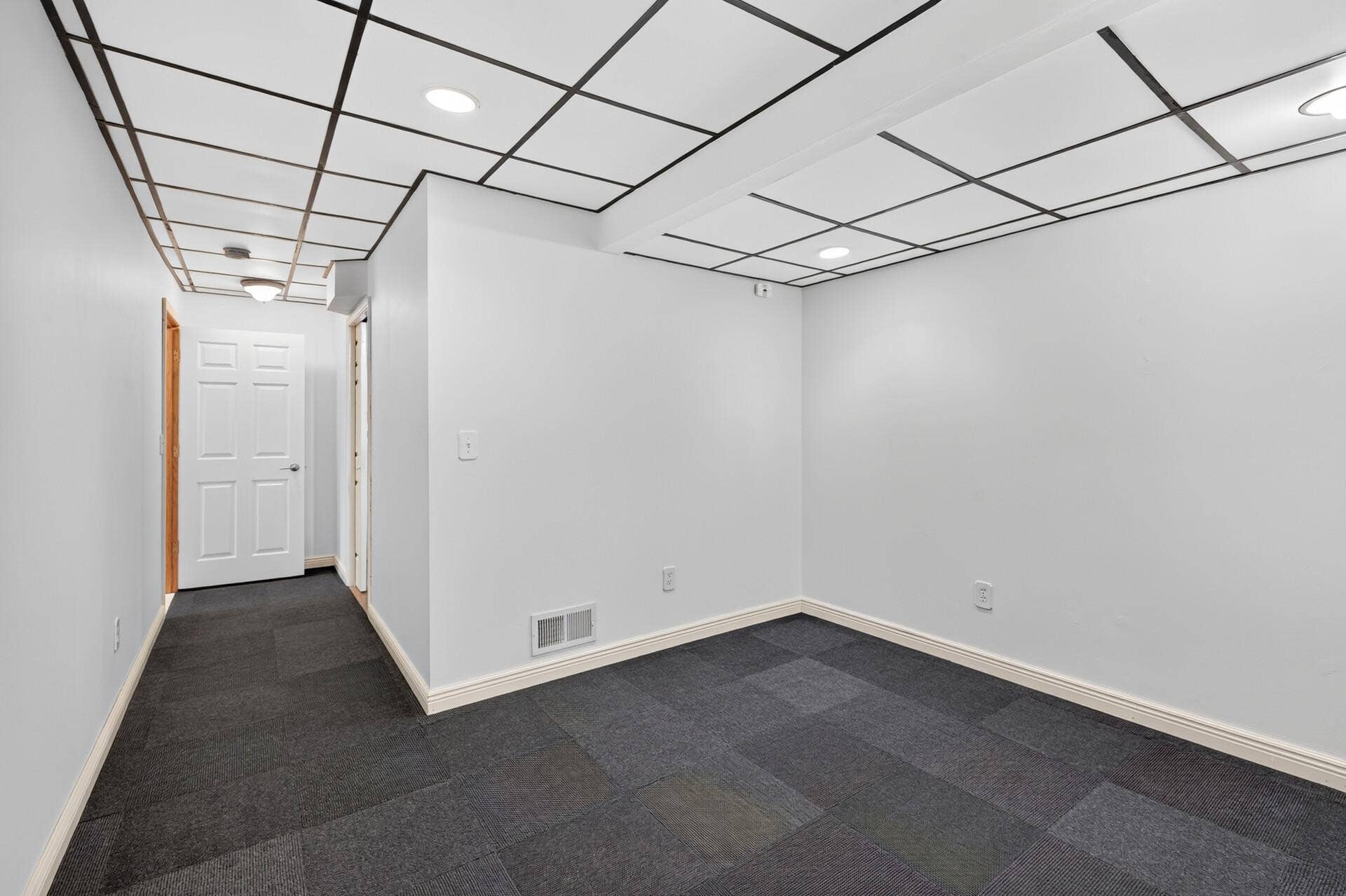 4913 Grenwich Avenue N, Oakdale, MN 55128 Lower level room - bonus/family room