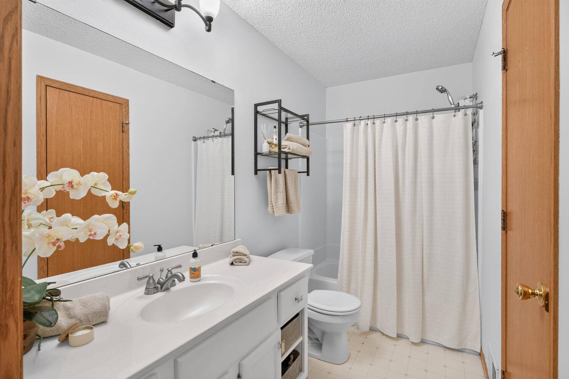4913 Grenwich Avenue N, Oakdale, MN 55128 Primary Bathroom - walk through