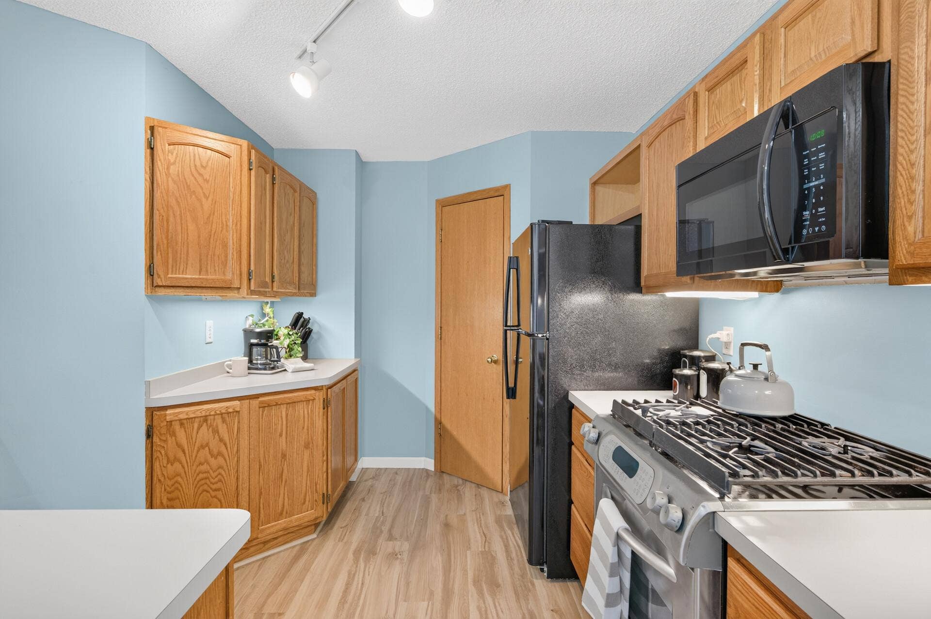 4913 Grenwich Avenue N, Oakdale, MN 55128 Kitchen view - Main Floor