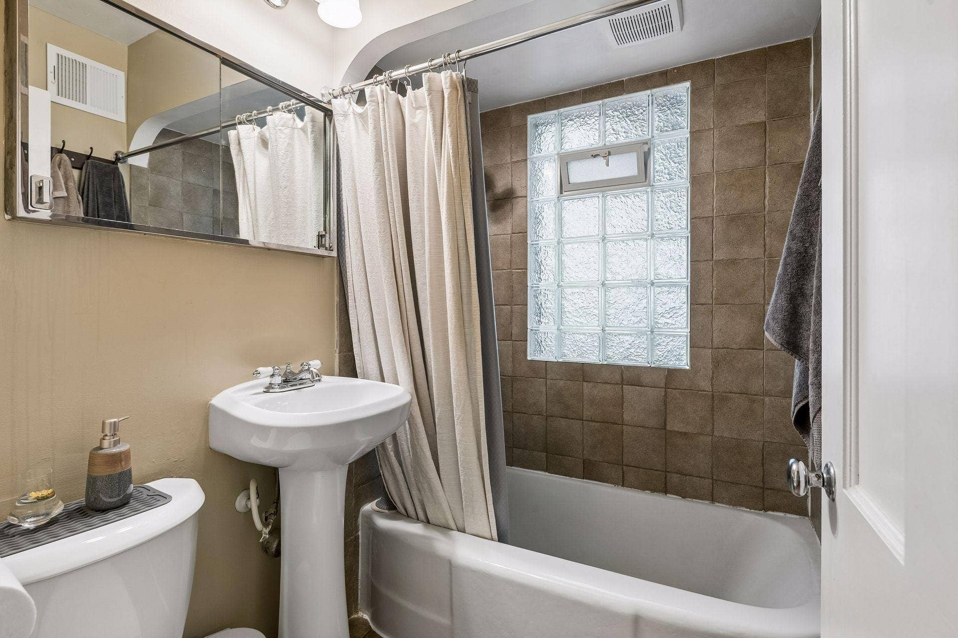 5625 42nd Avenue S, 56, Minneapolis, MN 55417 Main level full bathroom.