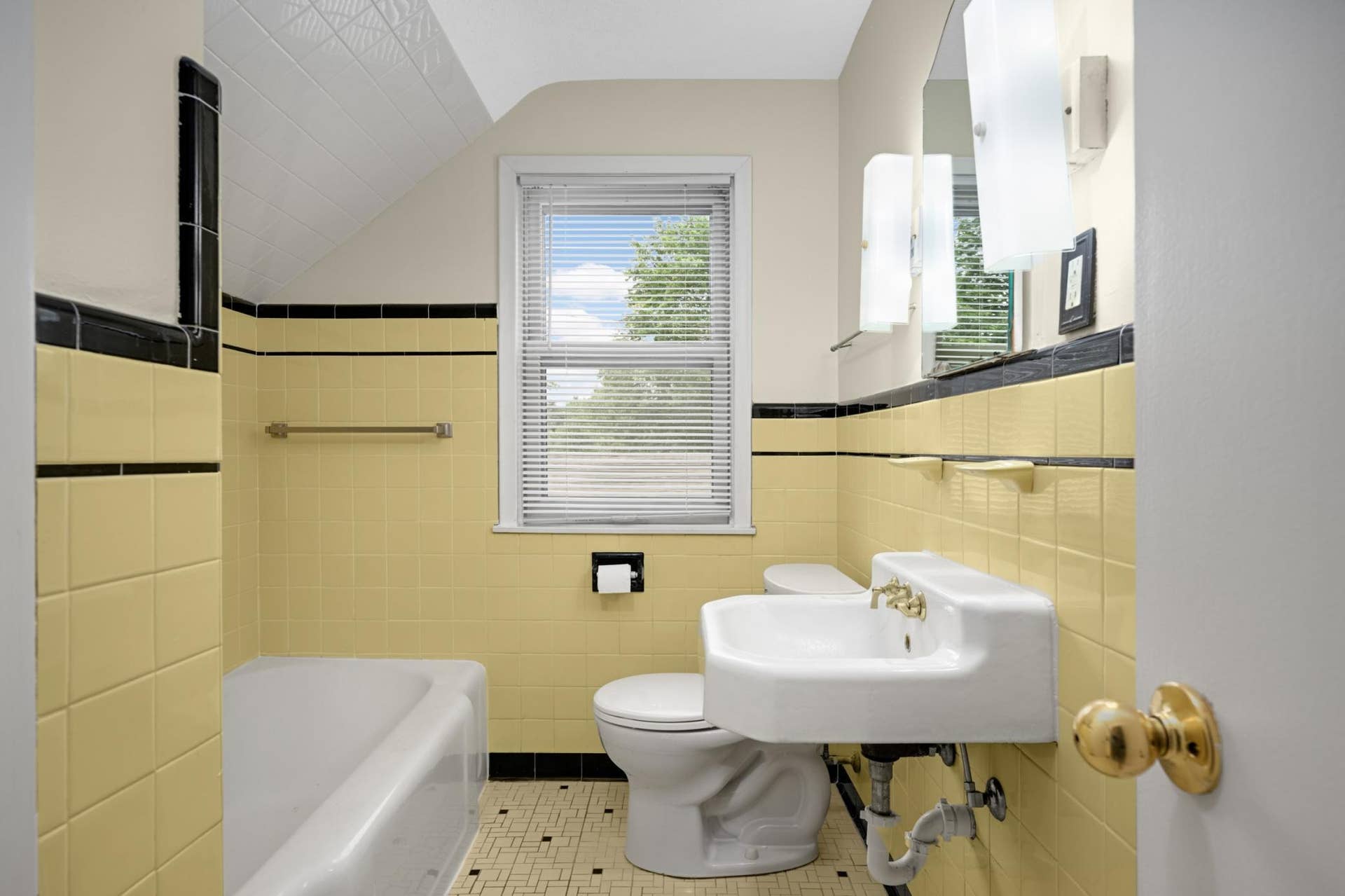 5636 Cedar Avenue S, 17, Minneapolis, MN 55417 5638 upper level bathroom