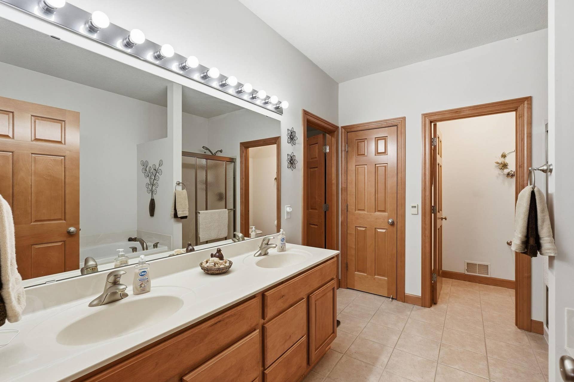 7147 Arthur Drive, Woodbury, MN 55125 7147 Arthur Drive, Woodbury, MN 55125
