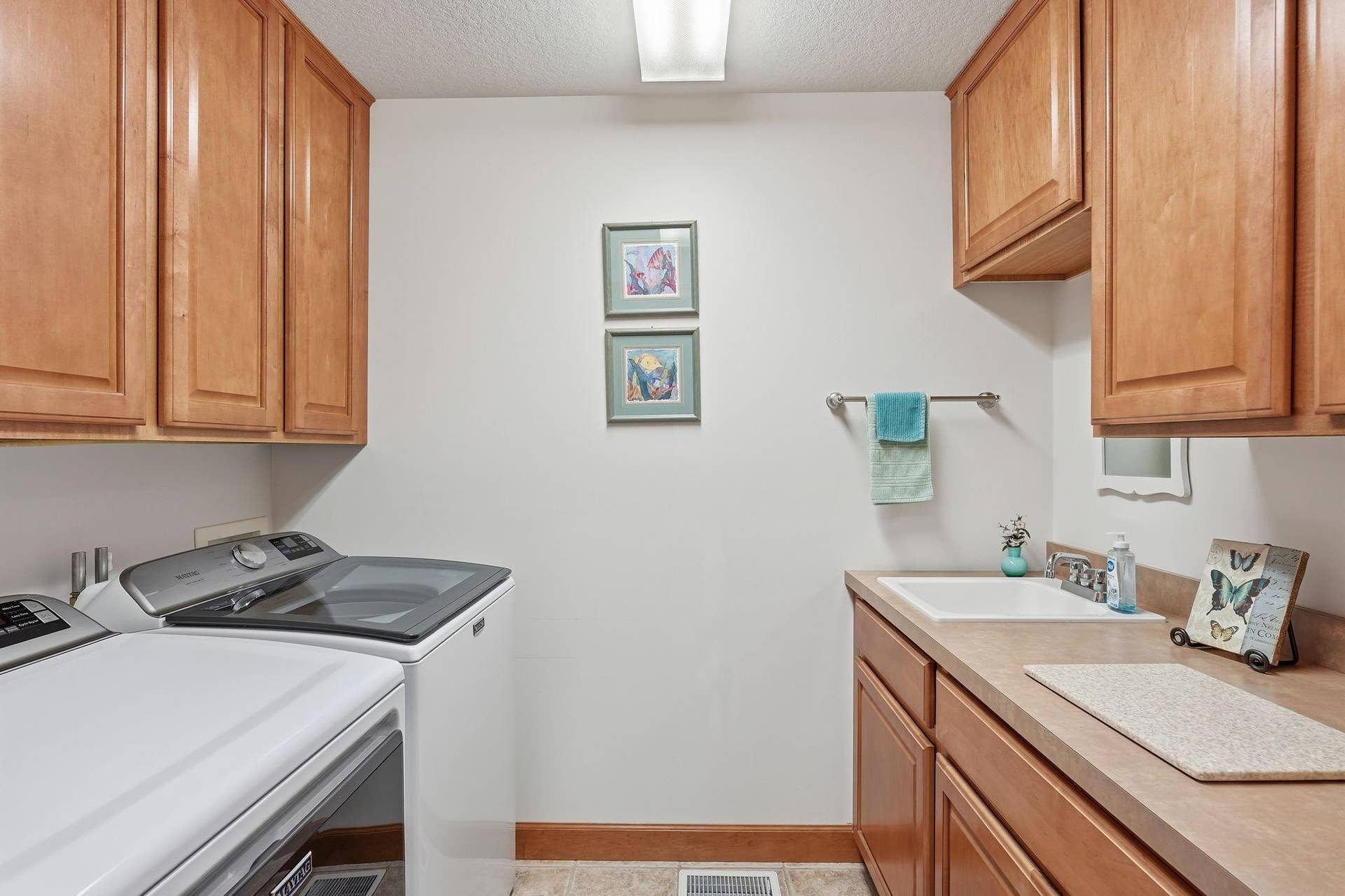 7147 Arthur Drive, Woodbury, MN 55125 Convenient main level laundry with brand new washer and dryer.