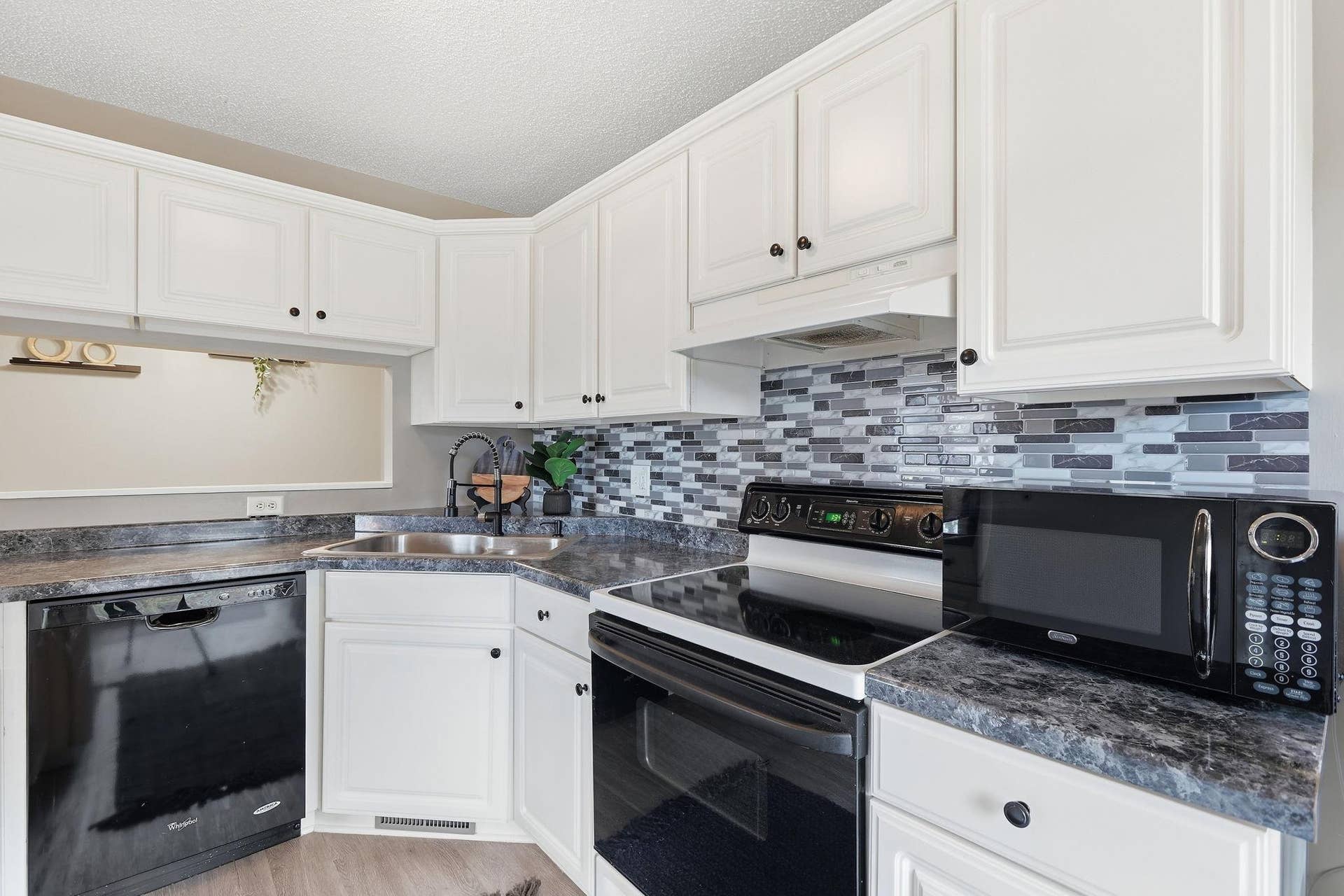 7695 Wedgewood Court N, Maple Grove, MN 55311 Corner sink