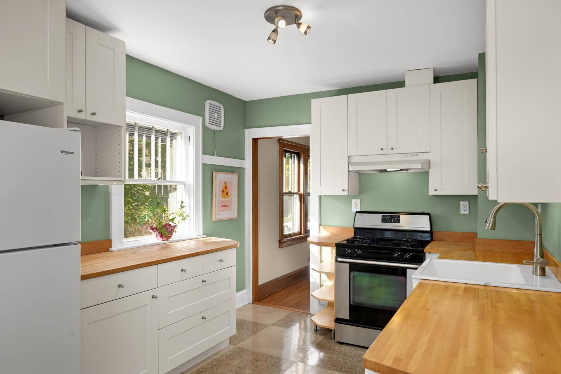 4533 45th Avenue S, 32, Minneapolis, MN 55406 Ample counter space for preparing meals