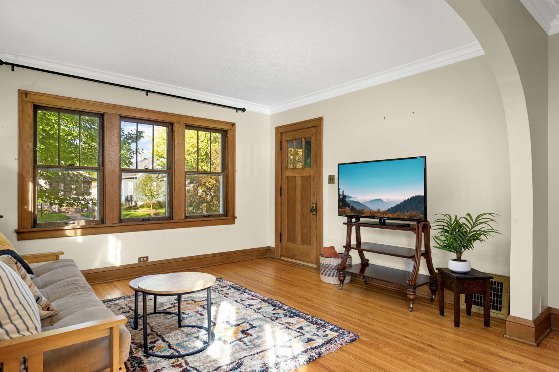 4533 45th Avenue S, 32, Minneapolis, MN 55406 Cozy and warm living room with a view toward the front porch