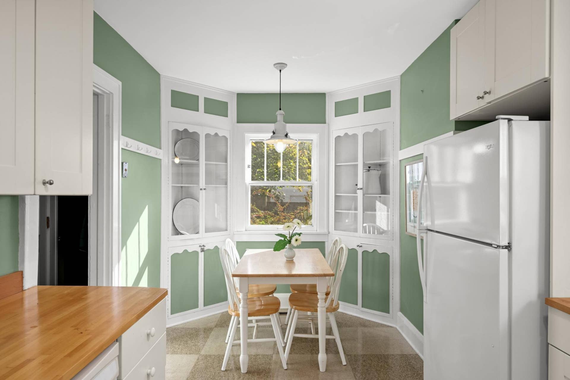 4533 45th Avenue S, 32, Minneapolis, MN 55406 Bright and cheery eat-in kitchen with adorable built-in cabinets