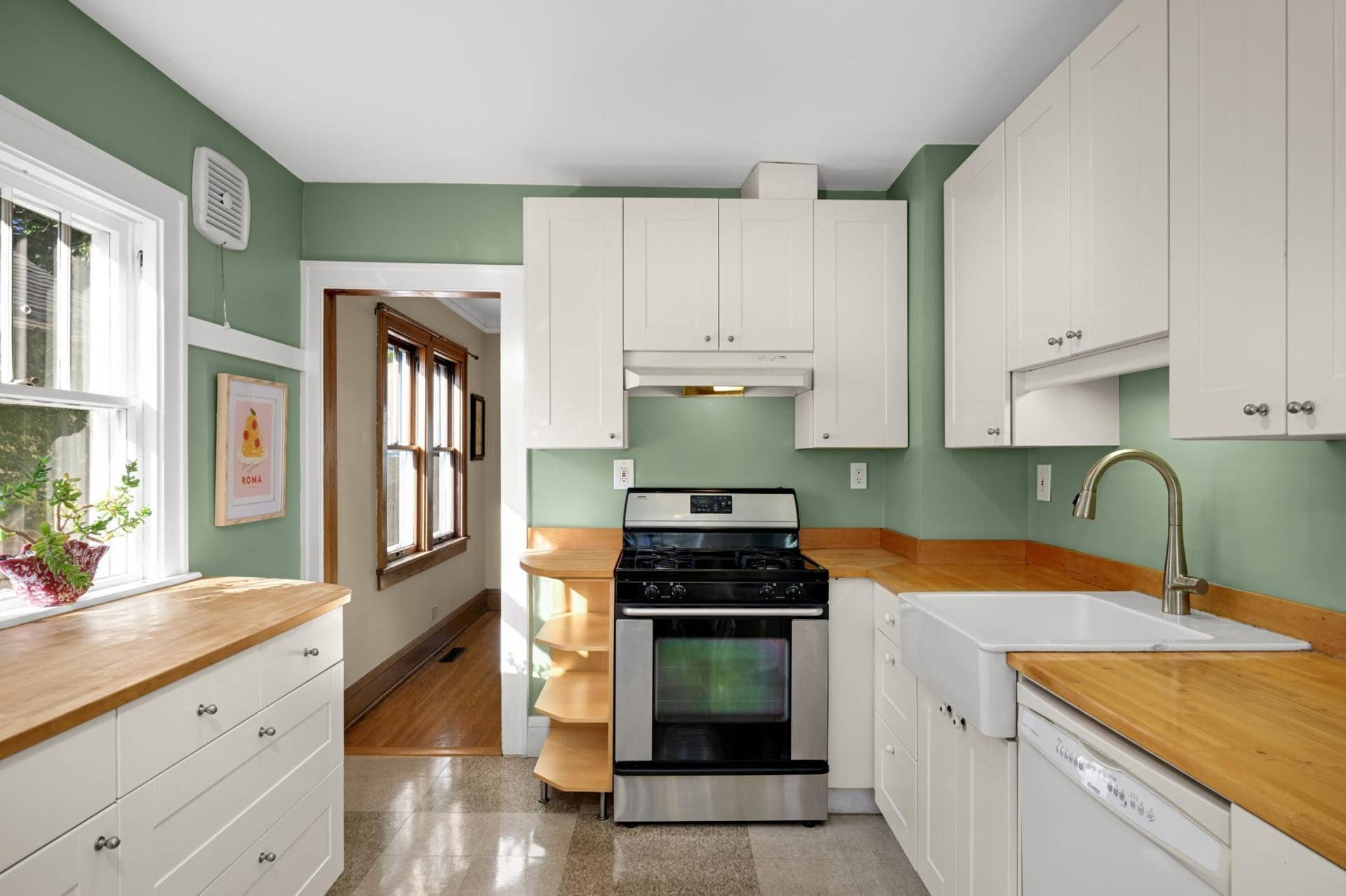 4533 45th Avenue S, 32, Minneapolis, MN 55406 Bright and clean kitchen