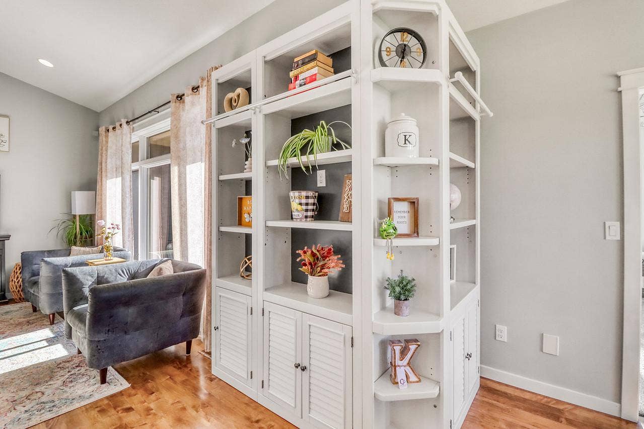 5888 26th Street S, Fargo, ND 58104 Living room built-ins