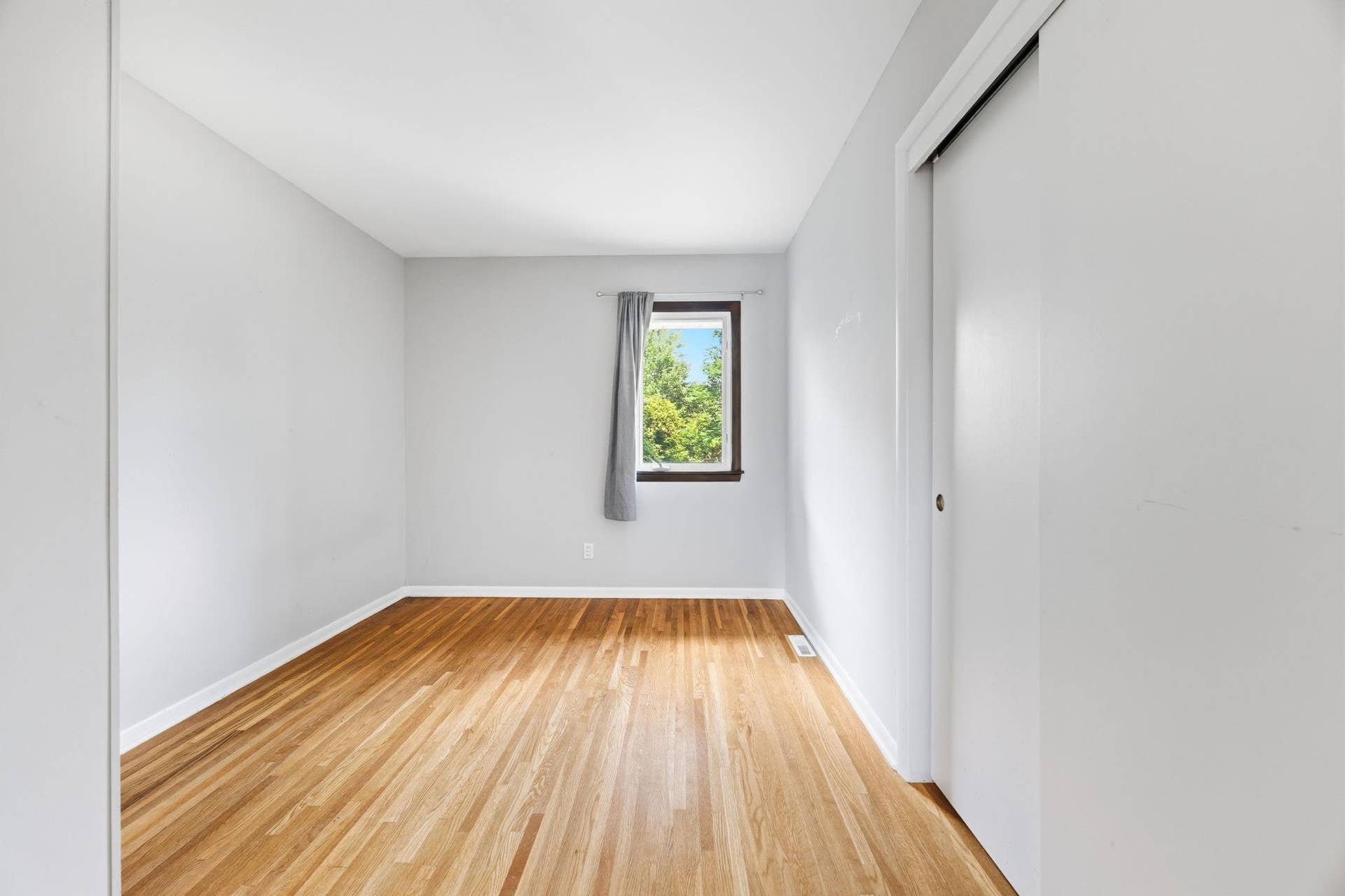 821 Sterling Street N, Maplewood, MN 55119 16-web-or-mls-112.jpg