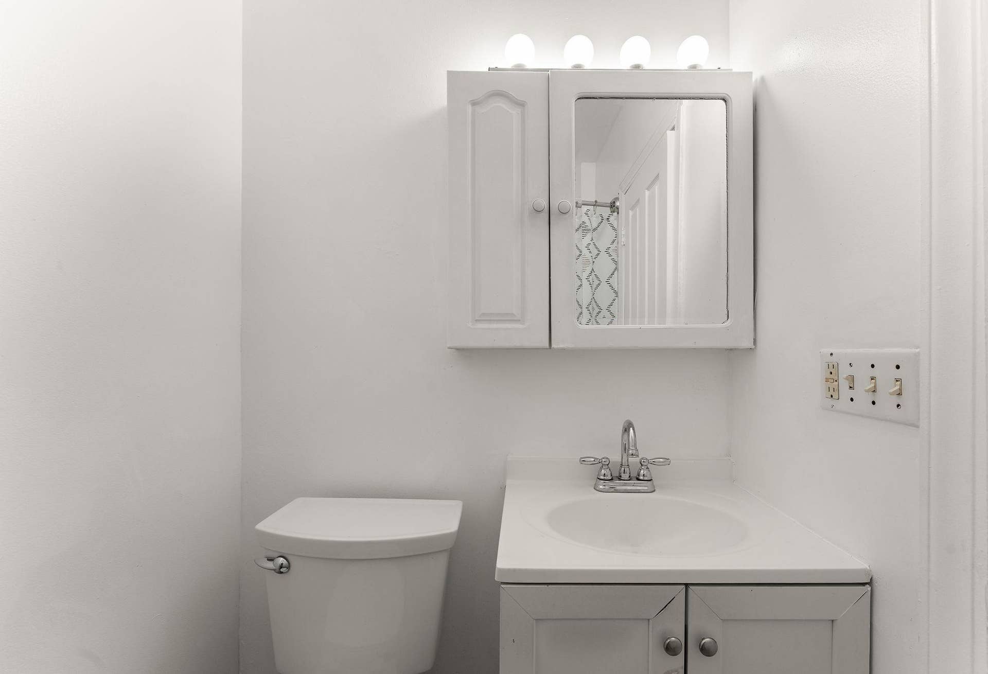 601 Sims Avenue, 98, Saint Paul, MN 55130 Bathroom
