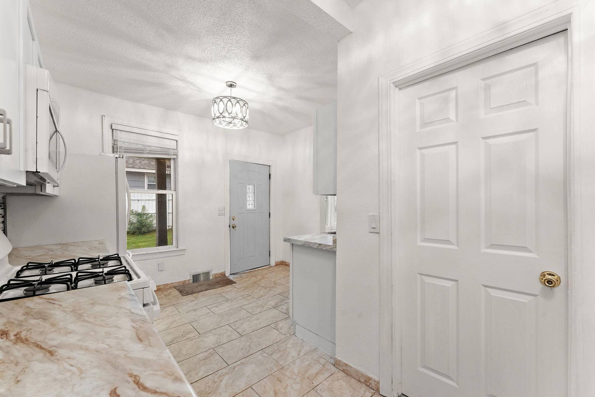 601 Sims Avenue, 98, Saint Paul, MN 55130 Entryway