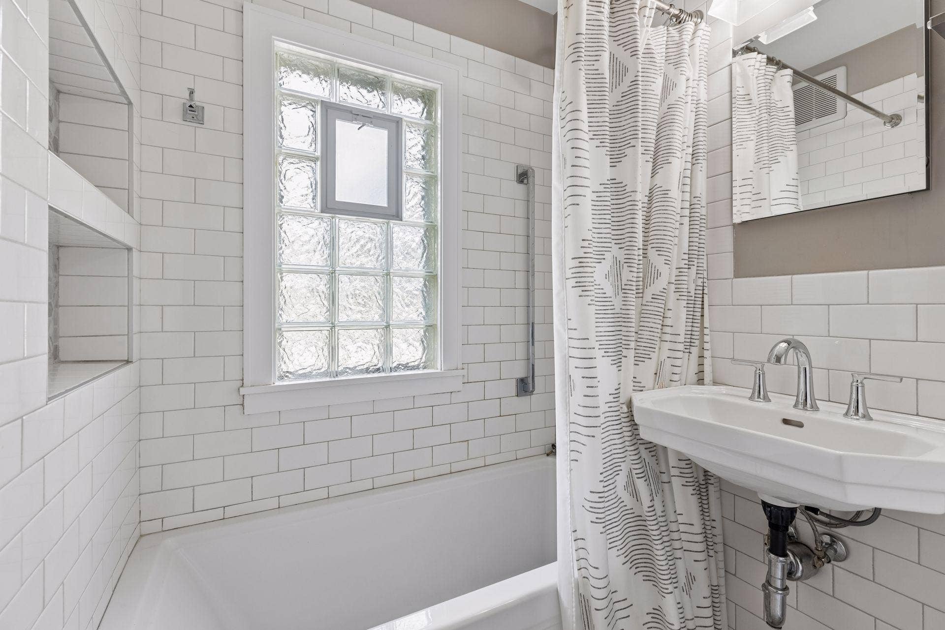 2740 41st Avenue S, 15, Minneapolis, MN 55406 Newly updated full bathroom located on the upper level.