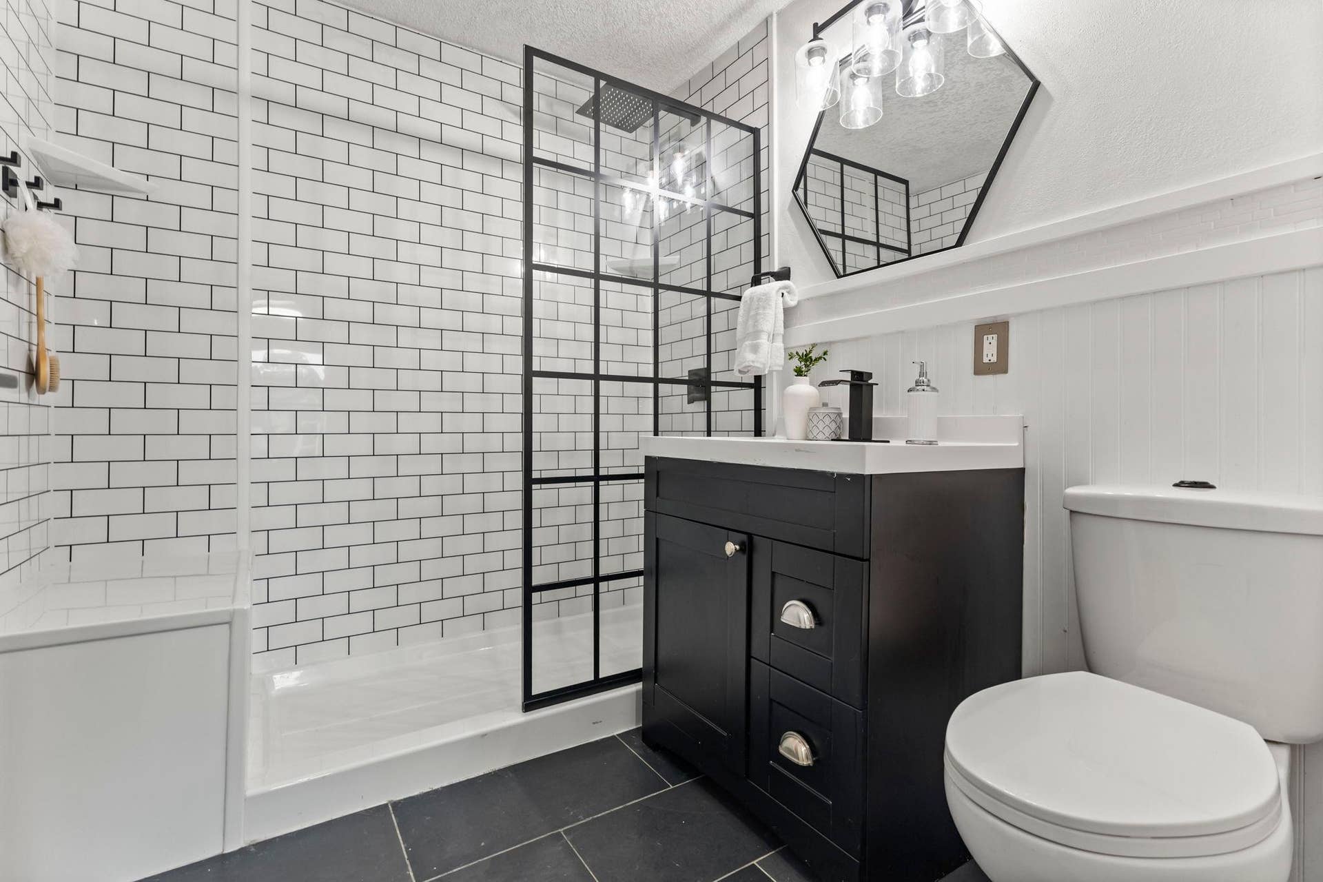 4414 42nd Avenue S, 32, Minneapolis, MN 55406 The upper-level bathroom, completely remodeled in 2022, is just steps away.