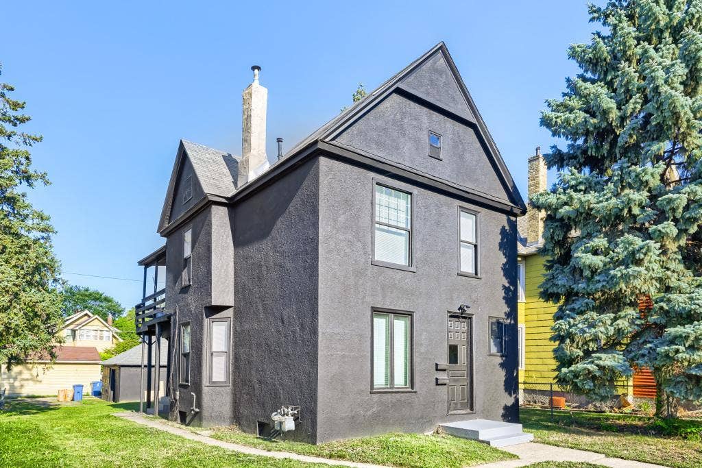 2631 Girard Avenue N, 36, Minneapolis, MN 55411 This two story up-and-down duplex has been totally updated from top to bottom. A fantastic, move-in ready opportunity for either an owner-occupant or an investor seeking rental income.