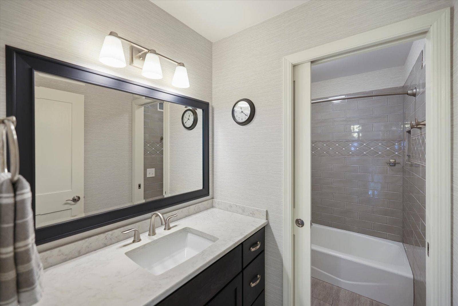 10520 Pinnacle Way, Woodbury, MN 55129 Upper Full Bath