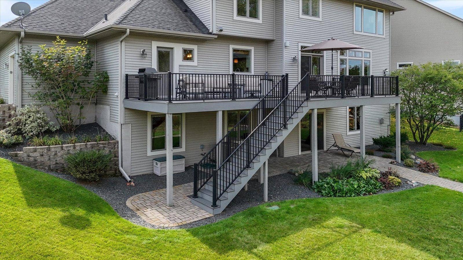 10520 Pinnacle Way, Woodbury, MN 55129 3 well maintained levels