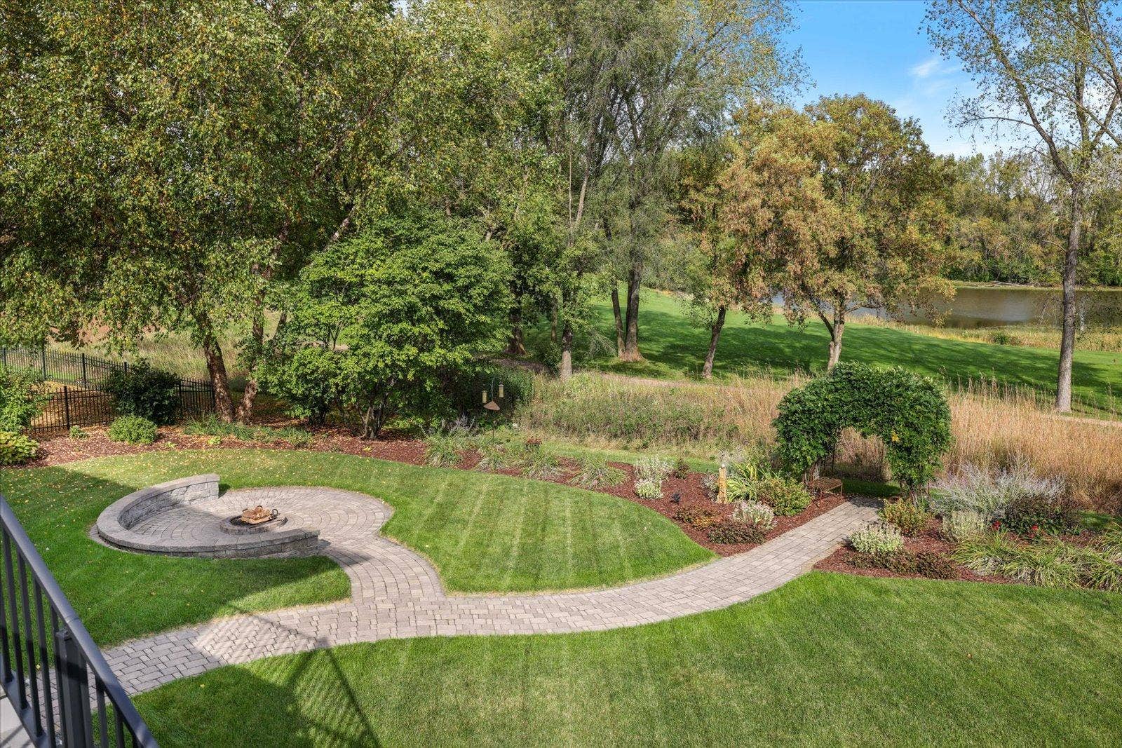 10520 Pinnacle Way, Woodbury, MN 55129 Beautifully landscaped yard