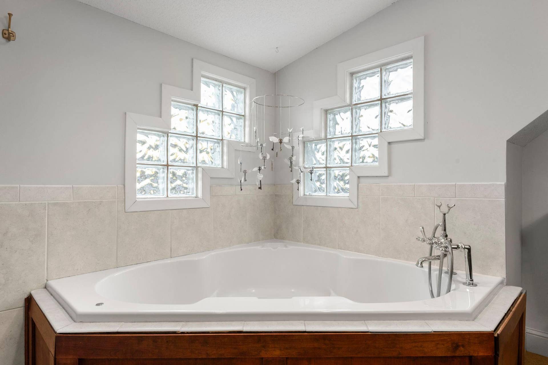 870 Randolph Avenue, 103, Saint Paul, MN 55102 Corner jetted tub with glass block windows for privacy