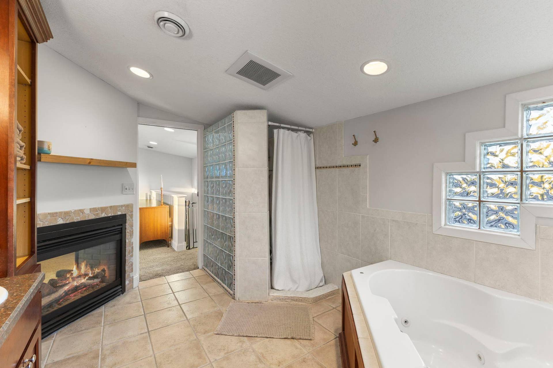 870 Randolph Avenue, 103, Saint Paul, MN 55102 Private bath with ceramic floor, see through fireplace, jetted tub and separate shower