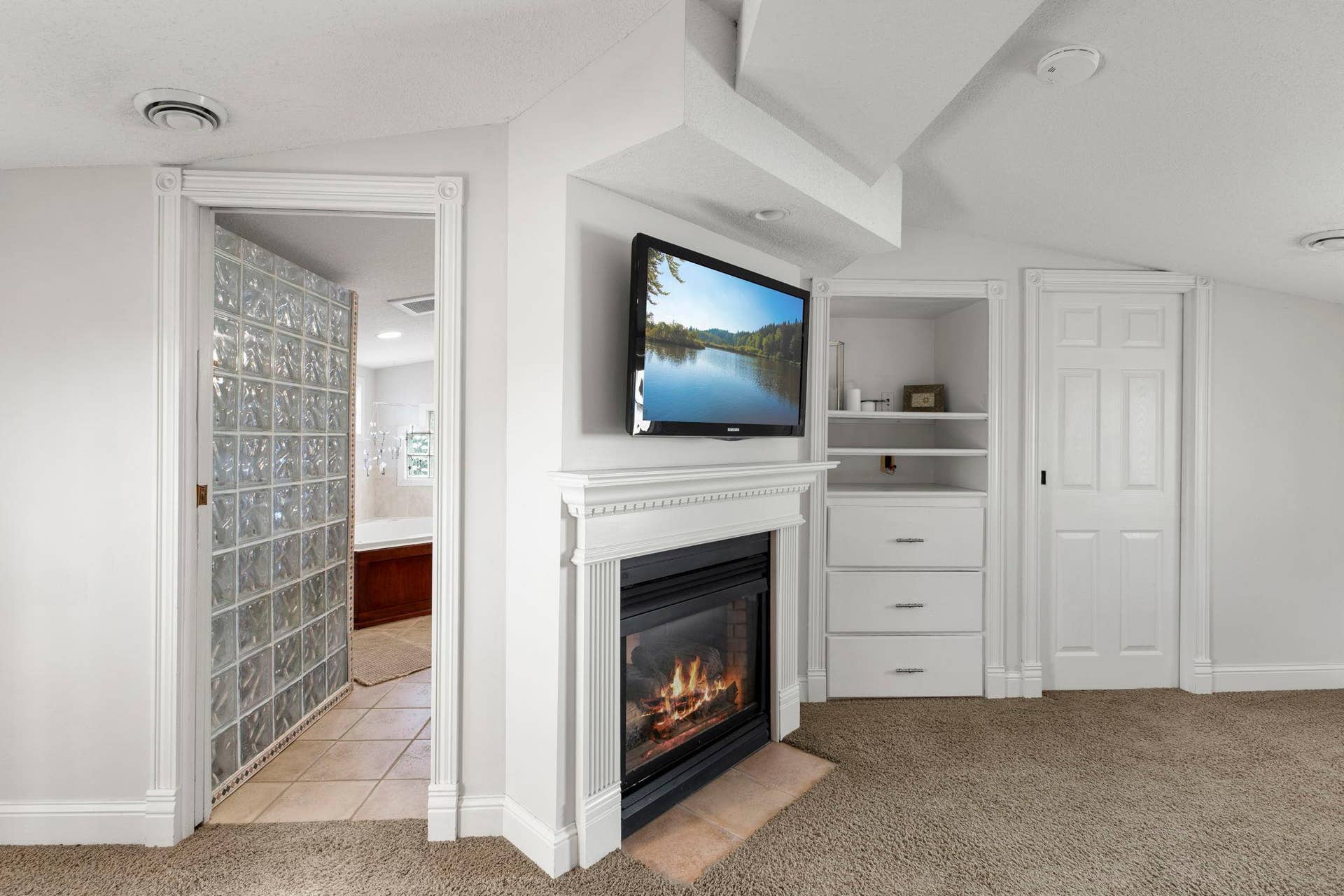 870 Randolph Avenue, 103, Saint Paul, MN 55102 Primary suite leading to private bath