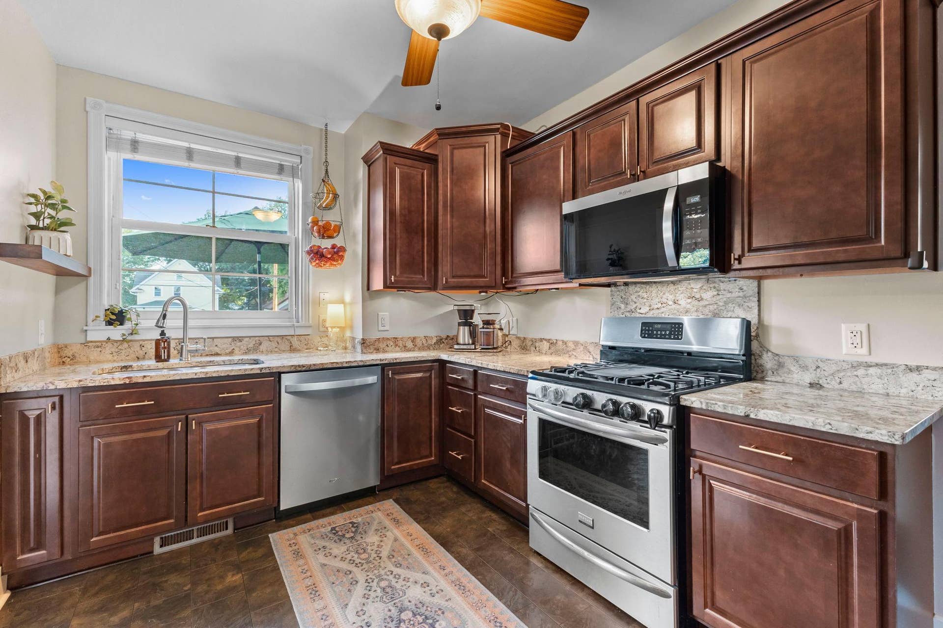 870 Randolph Avenue, 103, Saint Paul, MN 55102 Matching stainless appliances including gas stove