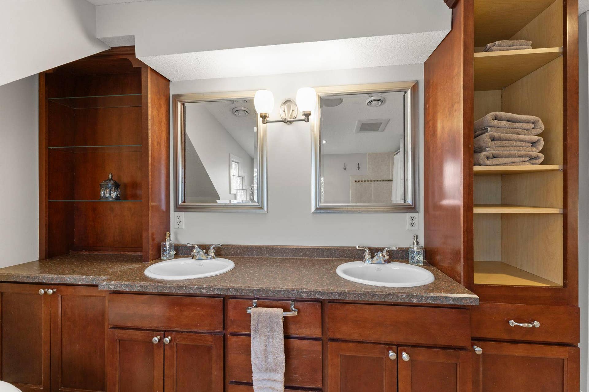 870 Randolph Avenue, 103, Saint Paul, MN 55102 Double sinks, cherry cabinets and granite counters