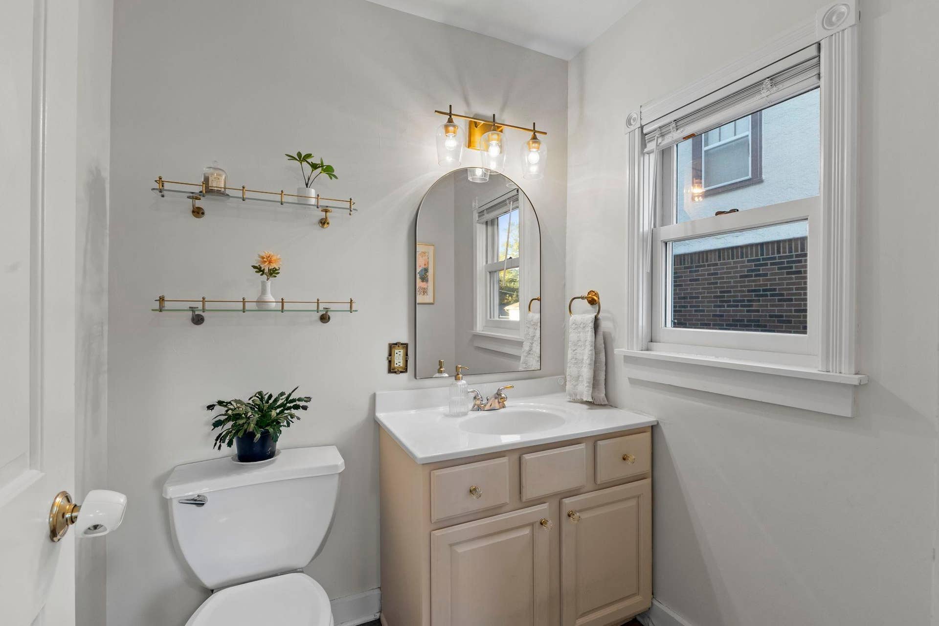 870 Randolph Avenue, 103, Saint Paul, MN 55102 Main floor half bath