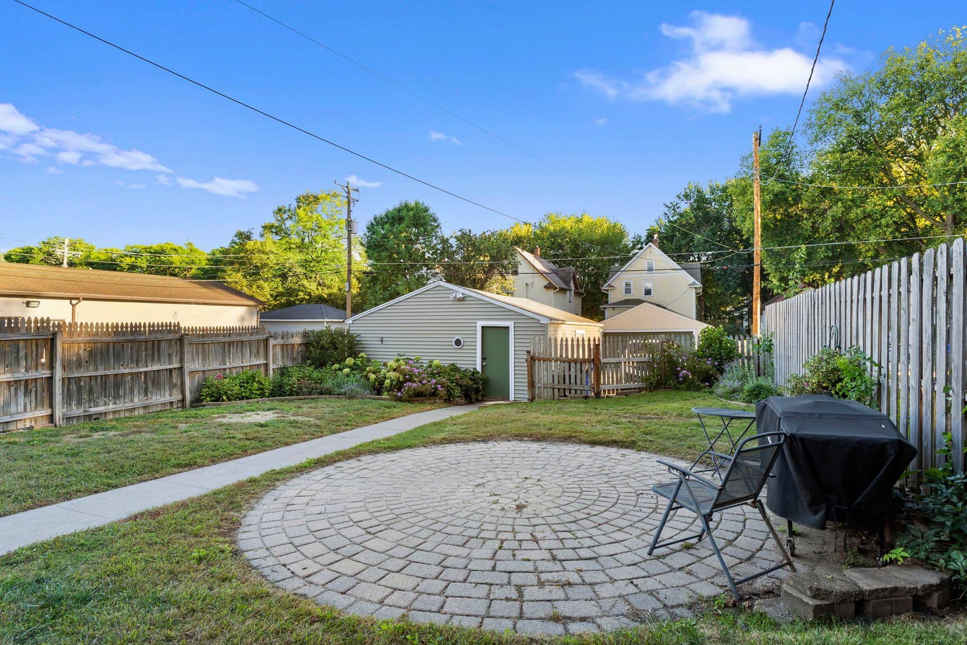 870 Randolph Avenue, 103, Saint Paul, MN 55102 Relax on this 16' circular paver patio
