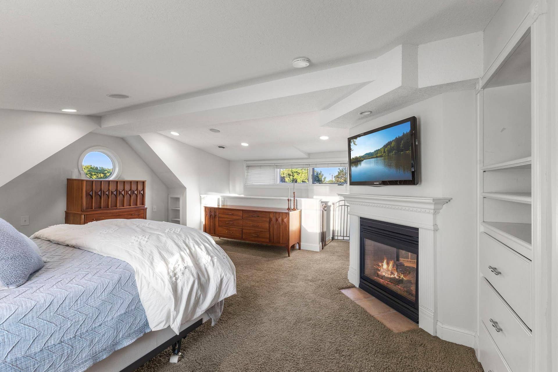 870 Randolph Avenue, 103, Saint Paul, MN 55102 Recessed lights and neutral colors