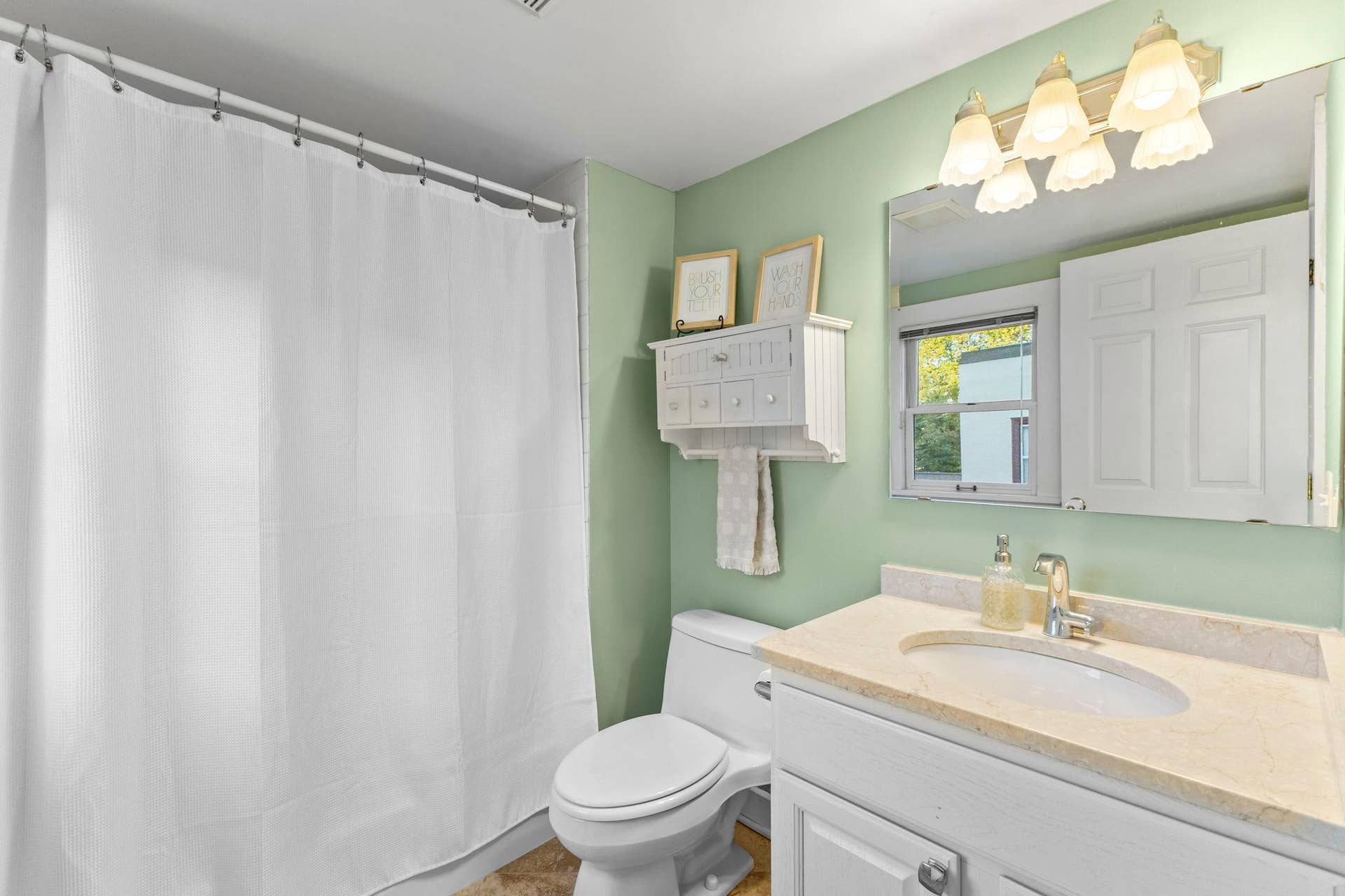 870 Randolph Avenue, 103, Saint Paul, MN 55102 Second level full bath with ceramic floor and granite countertop