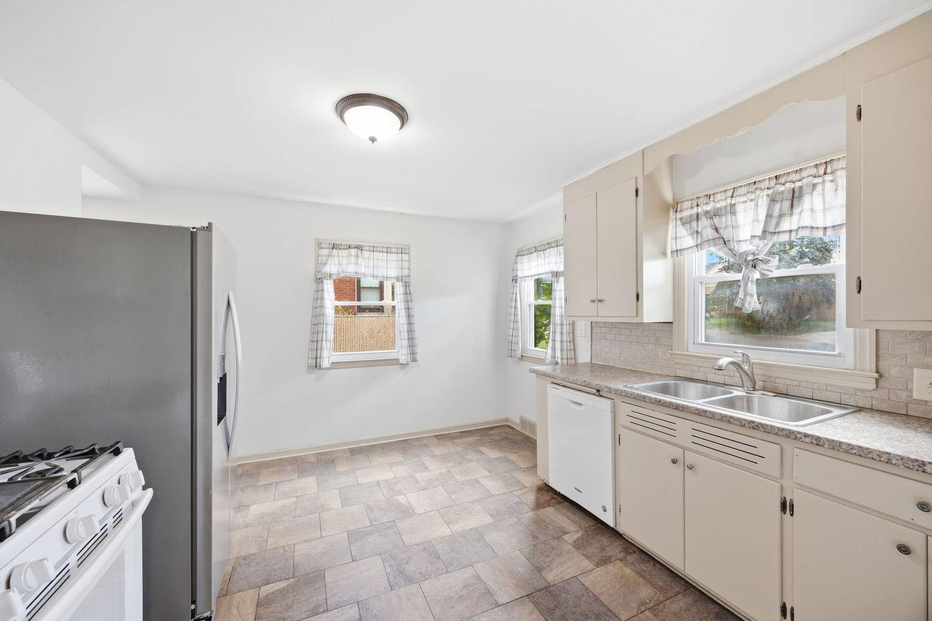 1211 Lealand Road E, Maplewood, MN 55109 8-web-or-mls-111.jpg