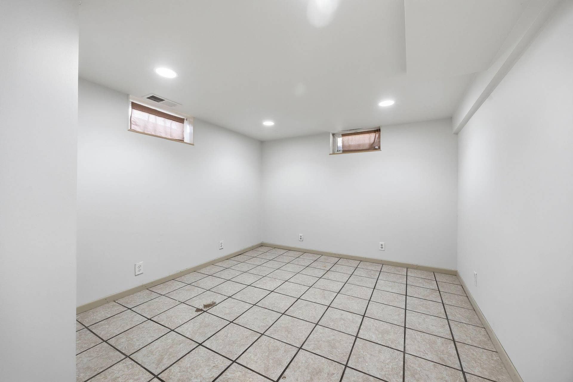 1211 Lealand Road E, Maplewood, MN 55109 18-web-or-mls-116.jpg