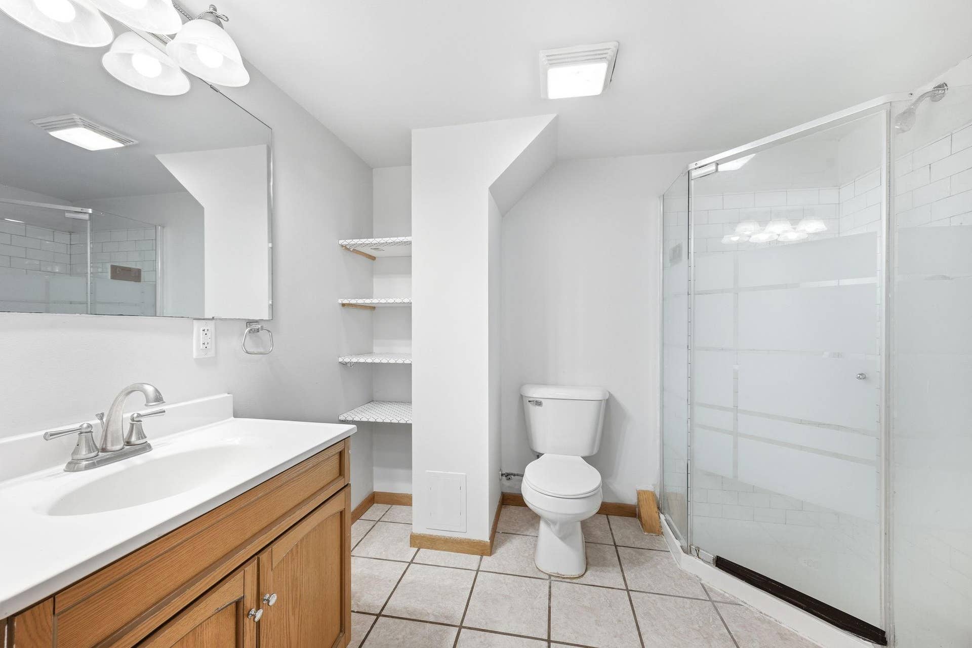 1211 Lealand Road E, Maplewood, MN 55109 17-web-or-mls-115.jpg