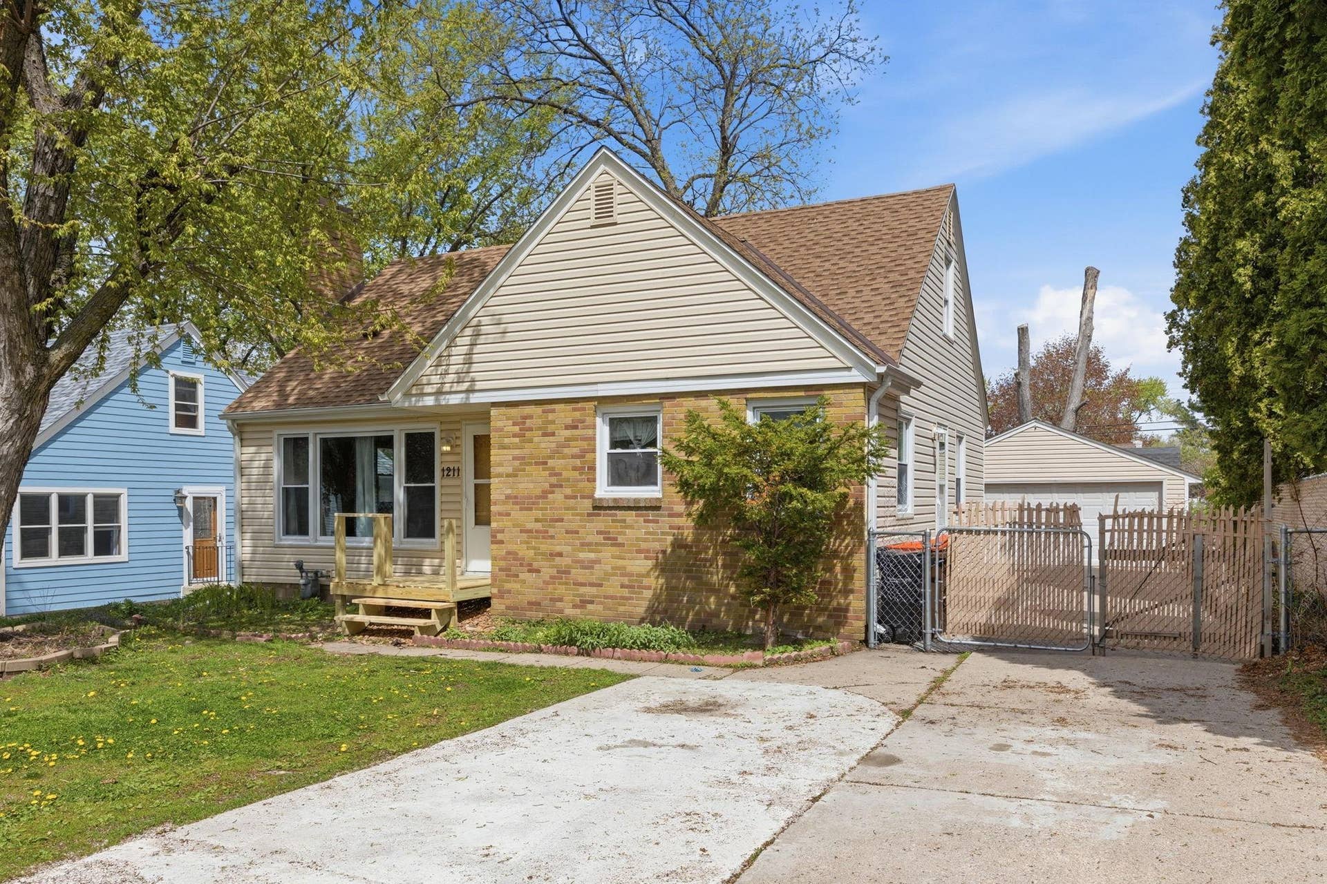 1211 Lealand Road E, Maplewood, MN 55109 22-web-or-mls-121 (1).jpg