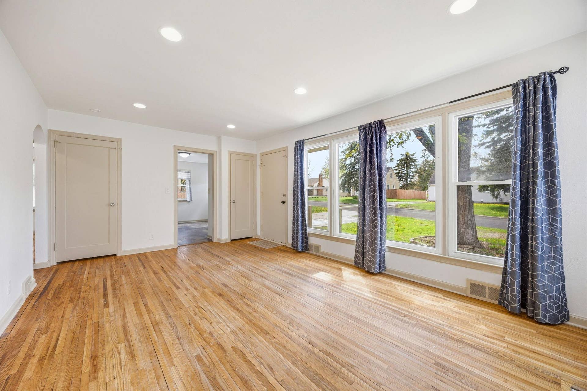 1211 Lealand Road E, Maplewood, MN 55109 4-web-or-mls-103.jpg