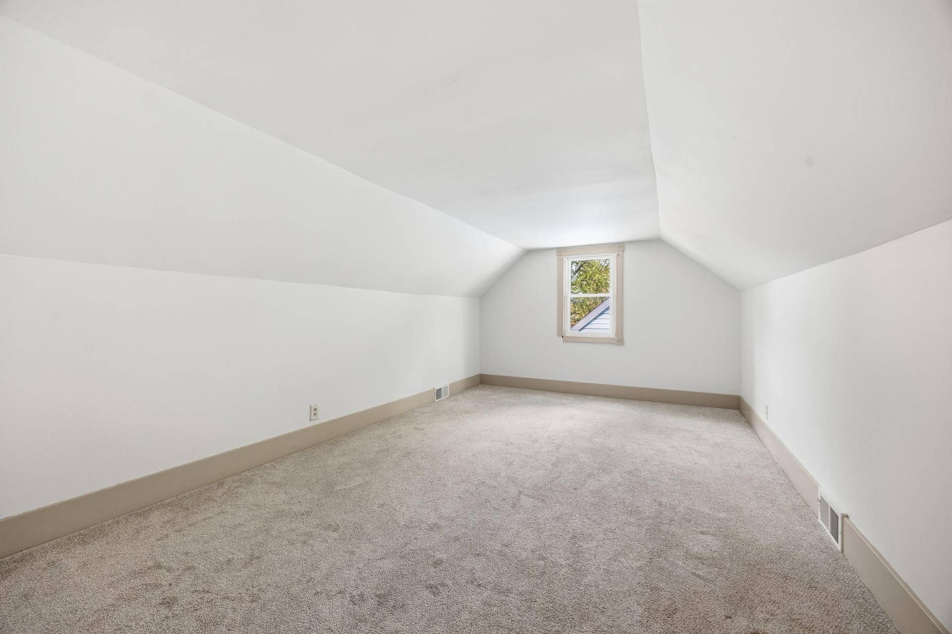 1211 Lealand Road E, Maplewood, MN 55109 13-web-or-mls-109.jpg