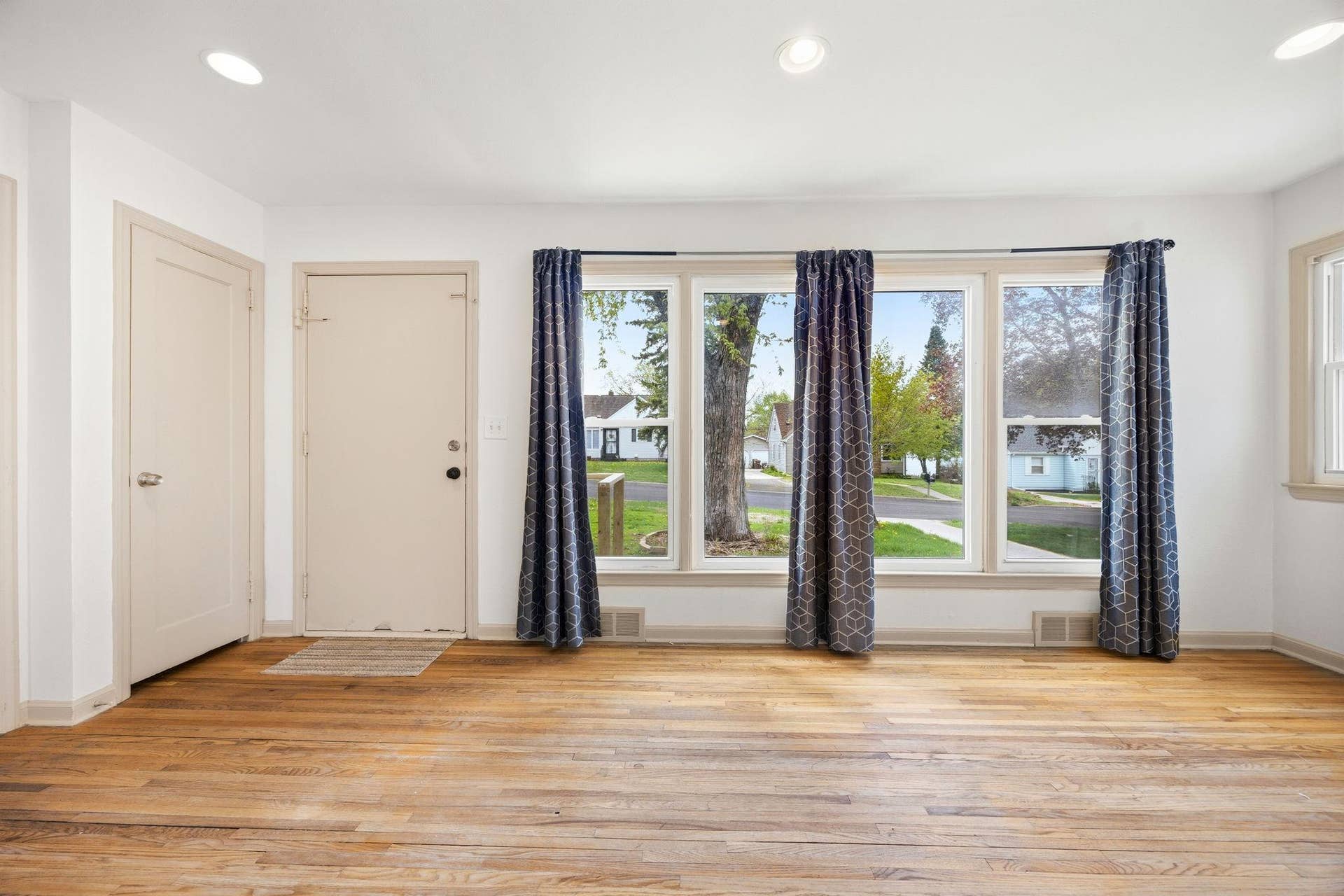 1211 Lealand Road E, Maplewood, MN 55109 5-web-or-mls-104.jpg
